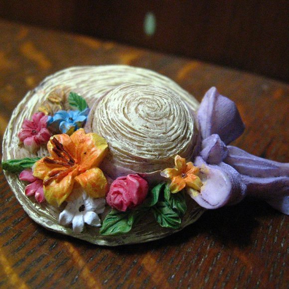 👒 Straw Floral Hat Vintage 1990's Lapel Pin - Picture 2 of 7